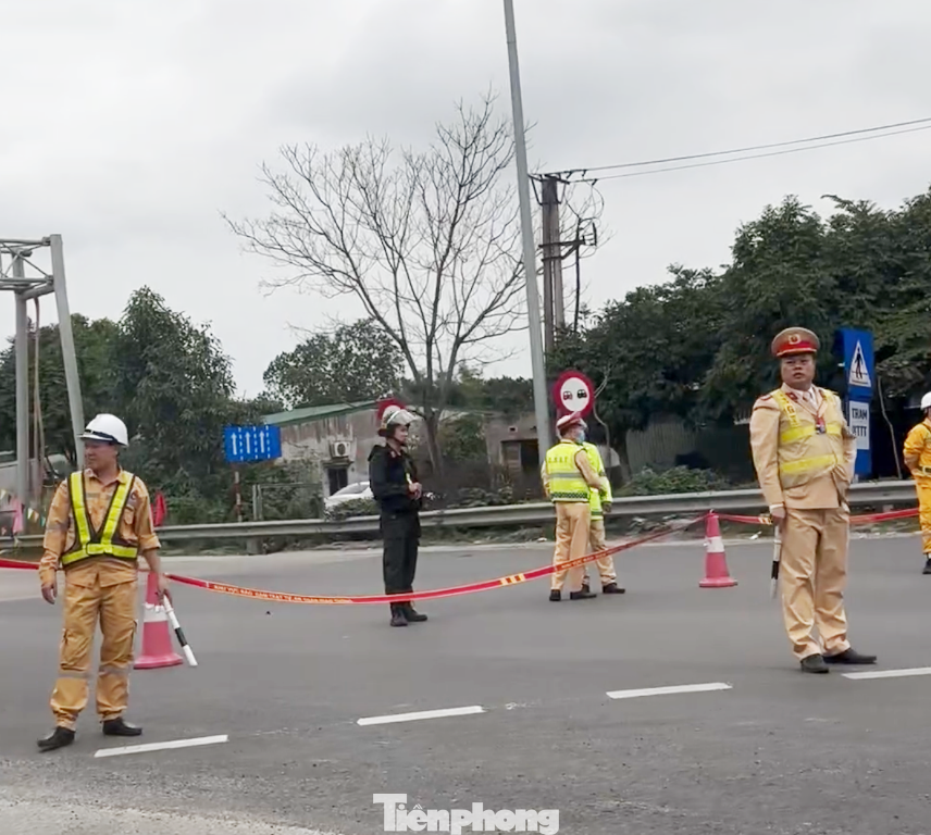 Bắt đầu từ 13h chiều nay, trên cao tốc phía Nam đoạn Pháp Vân - Ninh Bình chiều về Hà Nội, lượng phương tiện tăng cao, gây ùn tắc kéo dài nên Cục CSGT đã phải quyết định đóng lối lên cao tốc từ nút giao Liêm Tuyền (Hà Nam).