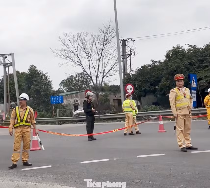 Bắt đầu từ 13h chiều nay, trên cao tốc phía Nam đoạn Pháp Vân - Ninh Bình chiều về Hà Nội, lượng phương tiện tăng cao, gây ùn tắc kéo dài nên Cục CSGT đã phải quyết định đóng lối lên cao tốc từ nút giao Liêm Tuyền (Hà Nam).