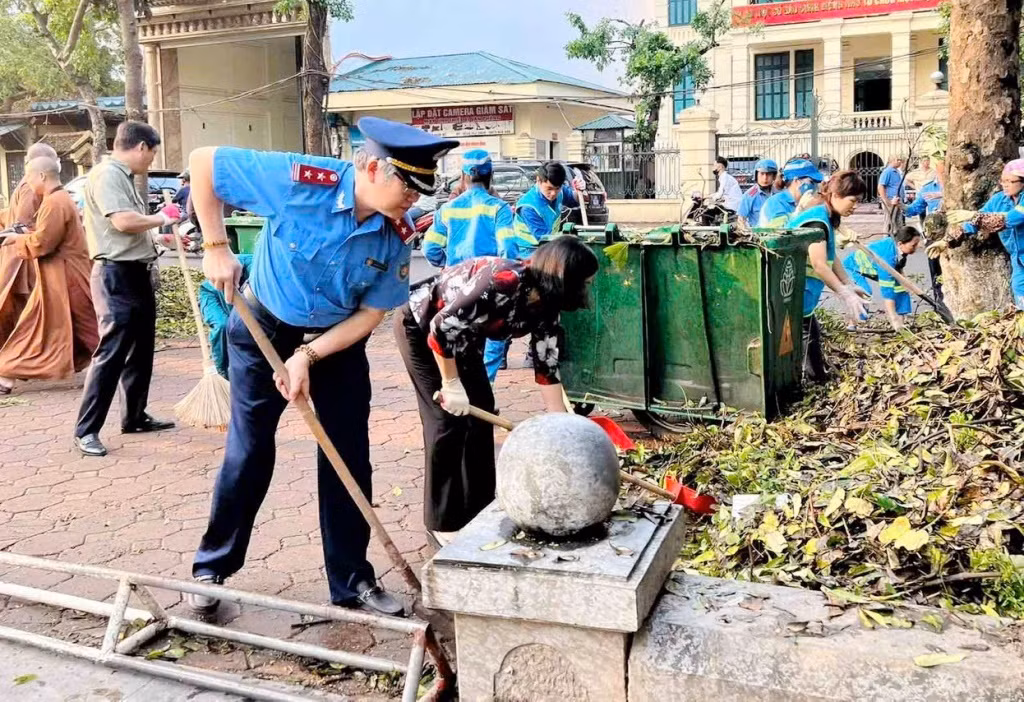 Chánh Thanh tra Sở GTVT Hà Nội Trần Nhật Quang cùng với lãnh đạo Thành phố và các sở ngành thực hiện tổng vệ sinh trong sáng sớm ngày 14/9.
