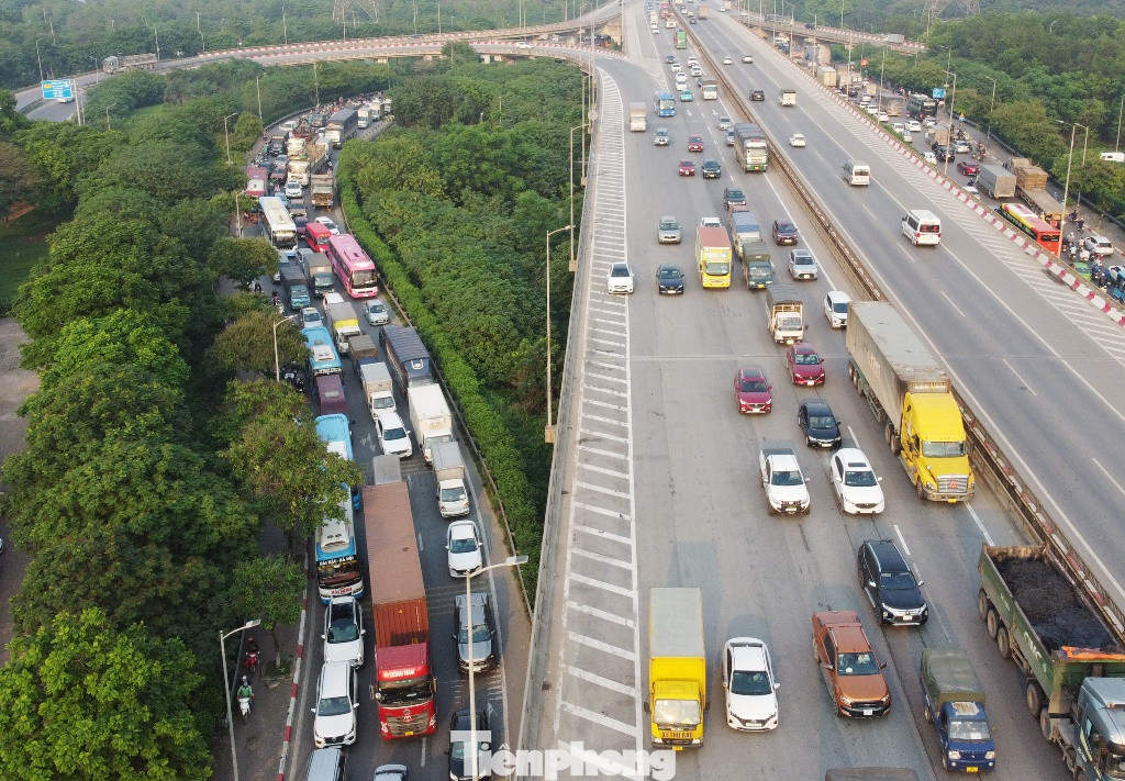 Ùn ứ cũng xảy ra với các khu vực cửa ngõ Hà Nội trong chiều 1/5. Ùn ứ cũng xảy ra với các khu vực cửa ngõ Hà Nội trong chiều 1/5.