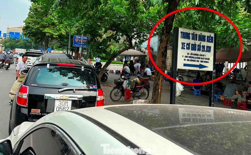 Do lượng xe đến đăng ký, làm thủ tục trực tiếp đông, vượt quá công suất sân đỗ xe của sân bãi nên trong những ngày qua xe đến đã phải xếp hàng dài ra cả đường