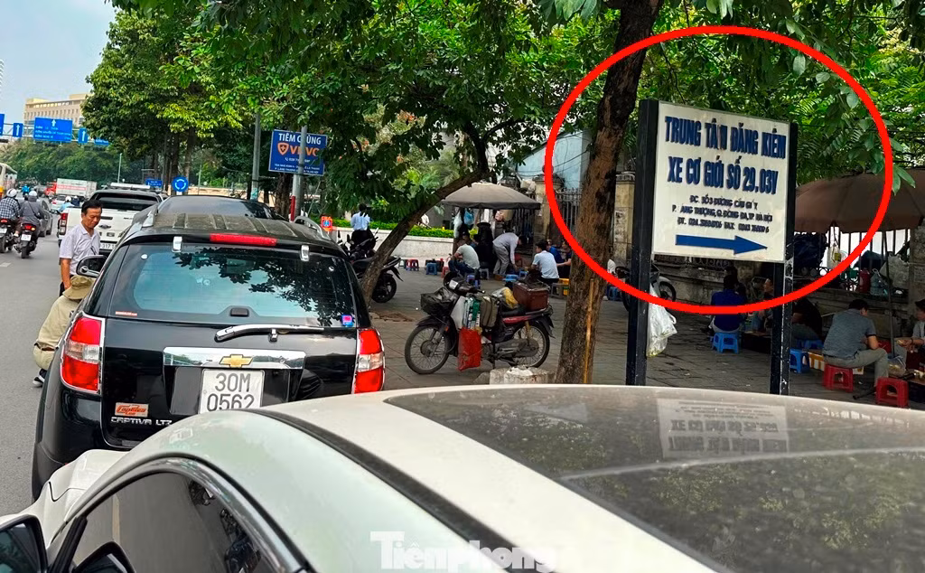 Do lượng xe đến đăng ký, làm thủ tục trực tiếp đông, vượt quá công suất sân đỗ xe của sân bãi nên trong những ngày qua xe đến đã phải xếp hàng dài ra cả đường Do lượng xe đến đăng ký, làm thủ tục trực tiếp đông, vượt quá công suất sân đỗ xe của sân bãi nên trong những ngày qua xe đến đã phải xếp hàng dài ra cả đường
