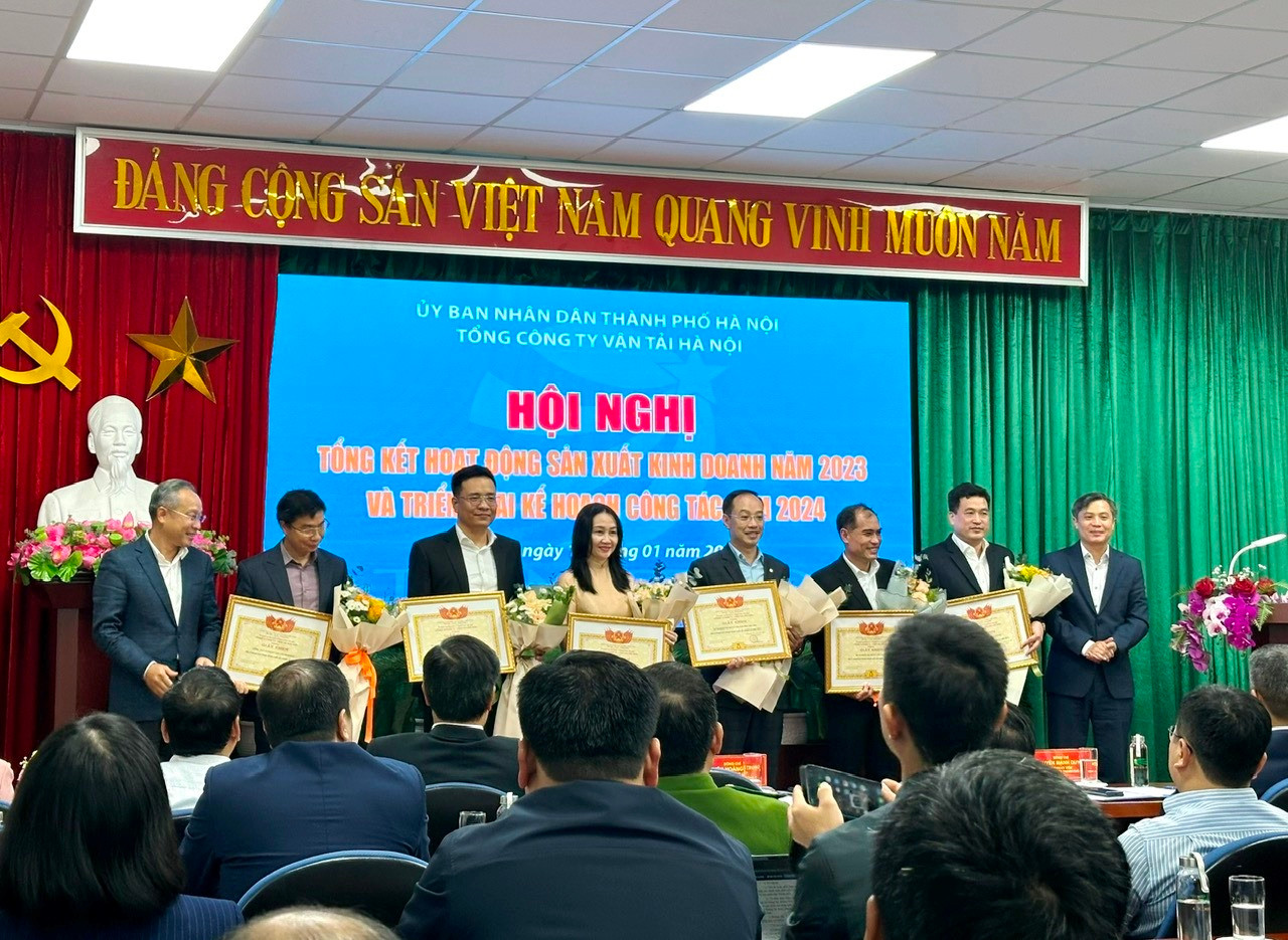 Các đơn vị buýt có thành tích hoạt động xuất sắc năm 2023 được lãnh đạo Transerco tặng bằng khen. Ảnh: T.Đảng Các đơn vị buýt có thành tích hoạt động xuất sắc năm 2023 được lãnh đạo Transerco tặng bằng khen. Ảnh: T.Đảng