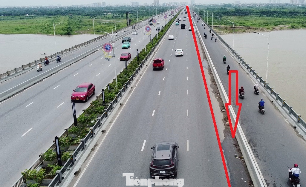 Mặt cầu Vĩnh Tuy giai đoạn 2 hướng nội thành - Long Biên có nhiều rác, nước tồn đọng.