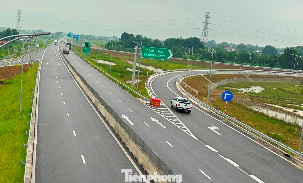 Tại nút giao Đồng Thắng (huyện Triệu Sơn, Thanh Hóa), phương tiện từ cao tốc cũng đang thuận lợi tiếp cận các huyện Triệu Sơn, Nông Cống, Tĩnh Gia... Tại nút giao Đồng Thắng (huyện Triệu Sơn, Thanh Hóa), phương tiện từ cao tốc cũng đang thuận lợi tiếp cận các huyện Triệu Sơn, Nông Cống, Tĩnh Gia...