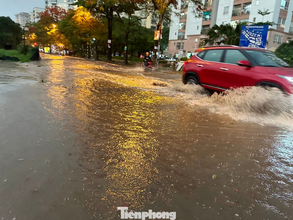 Nước ngập sâu trên phố Bằng Liệt - Trịnh Đình Cửu.