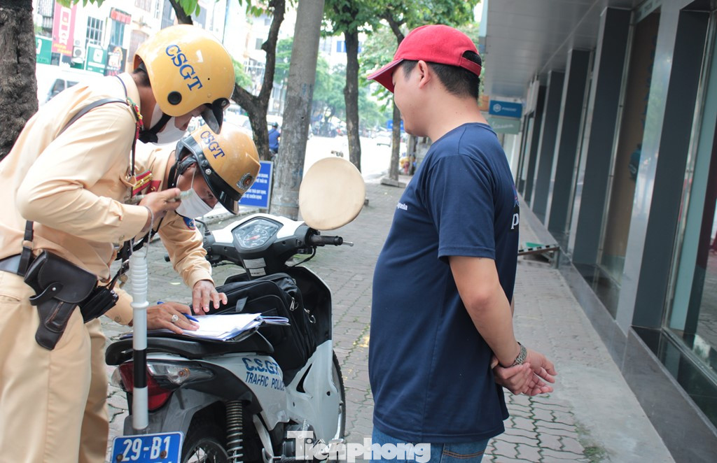 CSGT Đội CSGT số 4 Hà Nội kiểm tra, lập biên bản lái xe hợp đồng vi phạm trên đường Lê Duẩn những ngày qua. CSGT Đội CSGT số 4 Hà Nội kiểm tra, lập biên bản lái xe hợp đồng vi phạm trên đường Lê Duẩn những ngày qua.