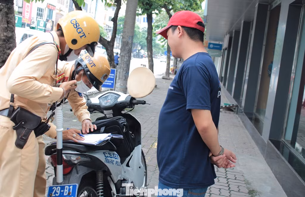 CSGT Đội CSGT số 4 Hà Nội kiểm tra, lập biên bản lái xe hợp đồng vi phạm trên đường Lê Duẩn những ngày qua.