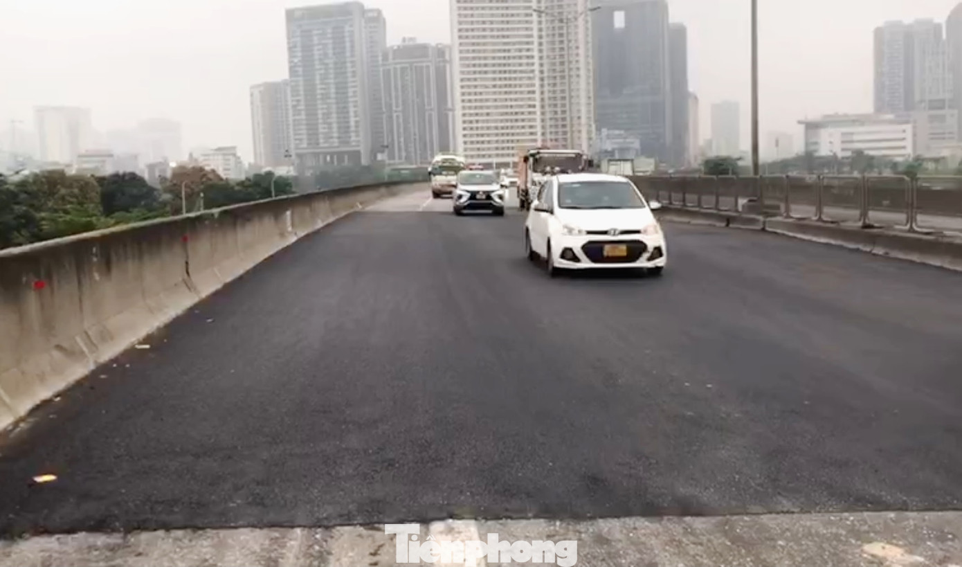 Một trong các vị trí khe co giãn đã được sửa chữa đêm qua, hoàn thiện trong sáng sớm nay (8/5).