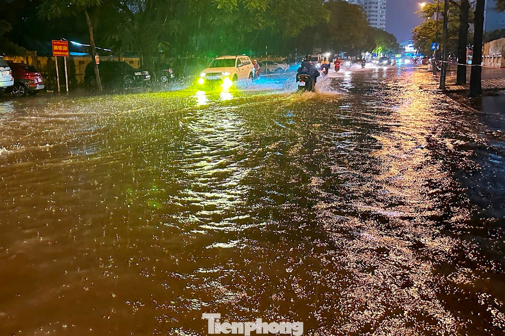 Lòng đường gần như thành ao nước khổng lồ trên trục đường Nguyễn Hữu Thọ - Linh Đường (Hoàng Mai) tối nay. Lòng đường gần như thành ao nước khổng lồ trên trục đường Nguyễn Hữu Thọ - Linh Đường (Hoàng Mai) tối nay.