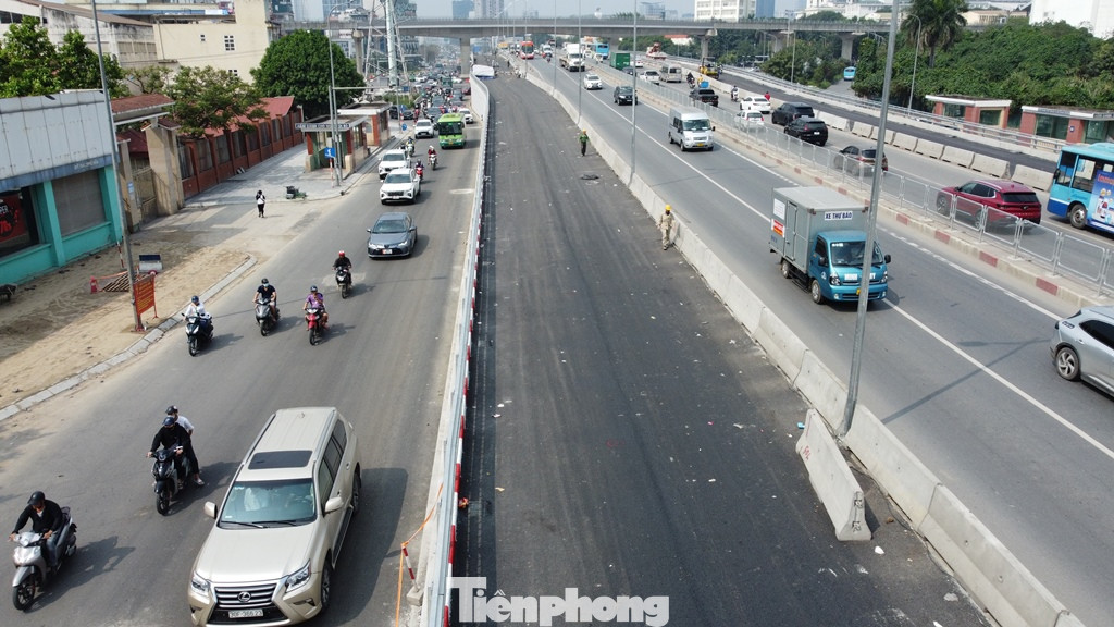 Đến cuối tuần qua, làn cầu vượt thép chiều Mai Dịch - Thanh Xuân đã thảm xong bê tông nhựa mặt cầu. Đến cuối tuần qua, làn cầu vượt thép chiều Mai Dịch - Thanh Xuân đã thảm xong bê tông nhựa mặt cầu.