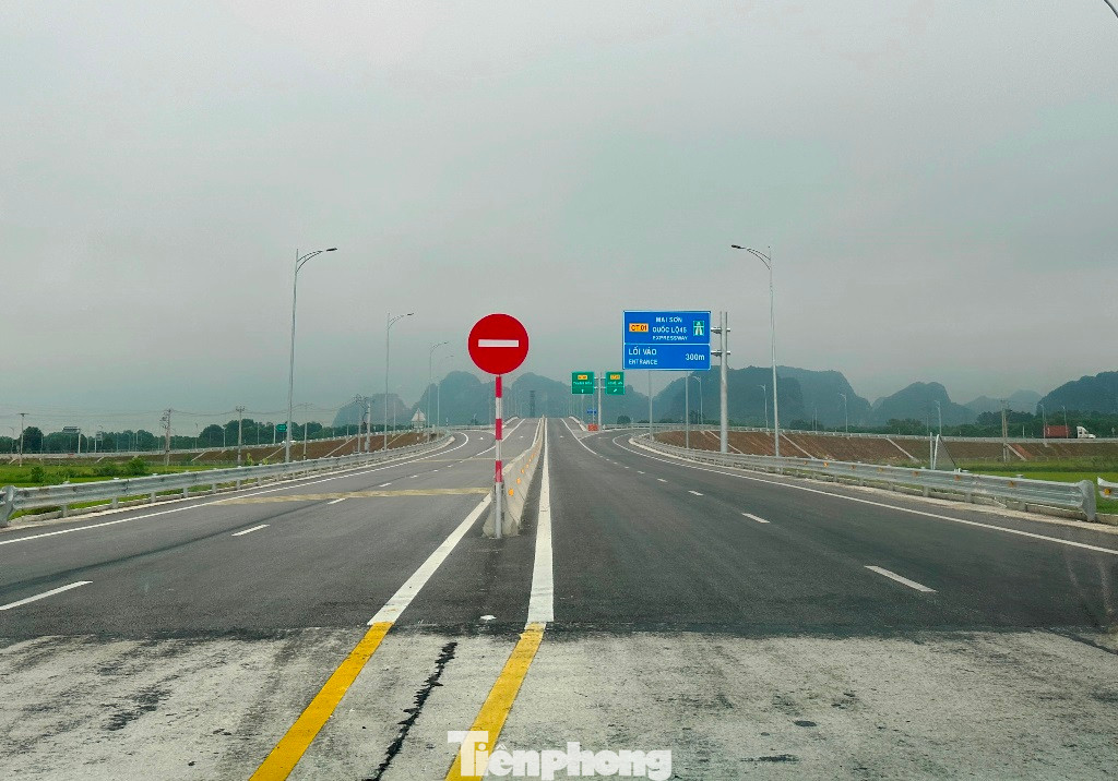 Tuy phần xây dựng nút giao chính đã xong nhưng hạng mục trạm thu phí tại hai nút giao Thiệu Giang và Đồng Thắng mặt bằng vẫn đang để trống (chưa xây). Tuy phần xây dựng nút giao chính đã xong nhưng hạng mục trạm thu phí tại hai nút giao Thiệu Giang và Đồng Thắng mặt bằng vẫn đang để trống (chưa xây).