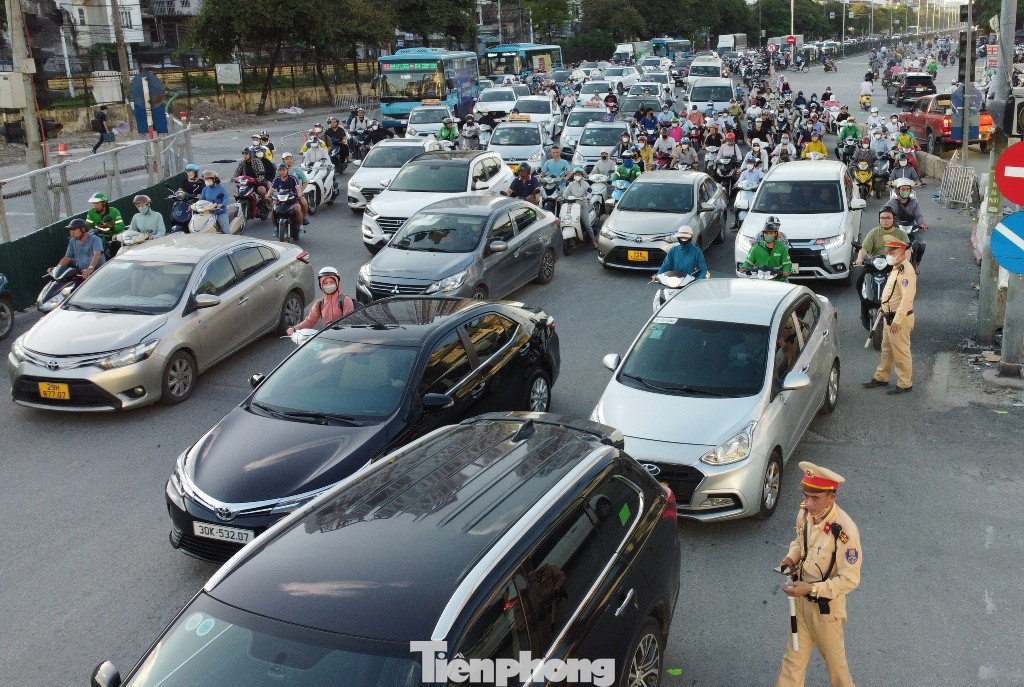 CSGT vất vả điều tiết giao thông tại nút giao Giải Phóng - Kim Đồng. CSGT vất vả điều tiết giao thông tại nút giao Giải Phóng - Kim Đồng.