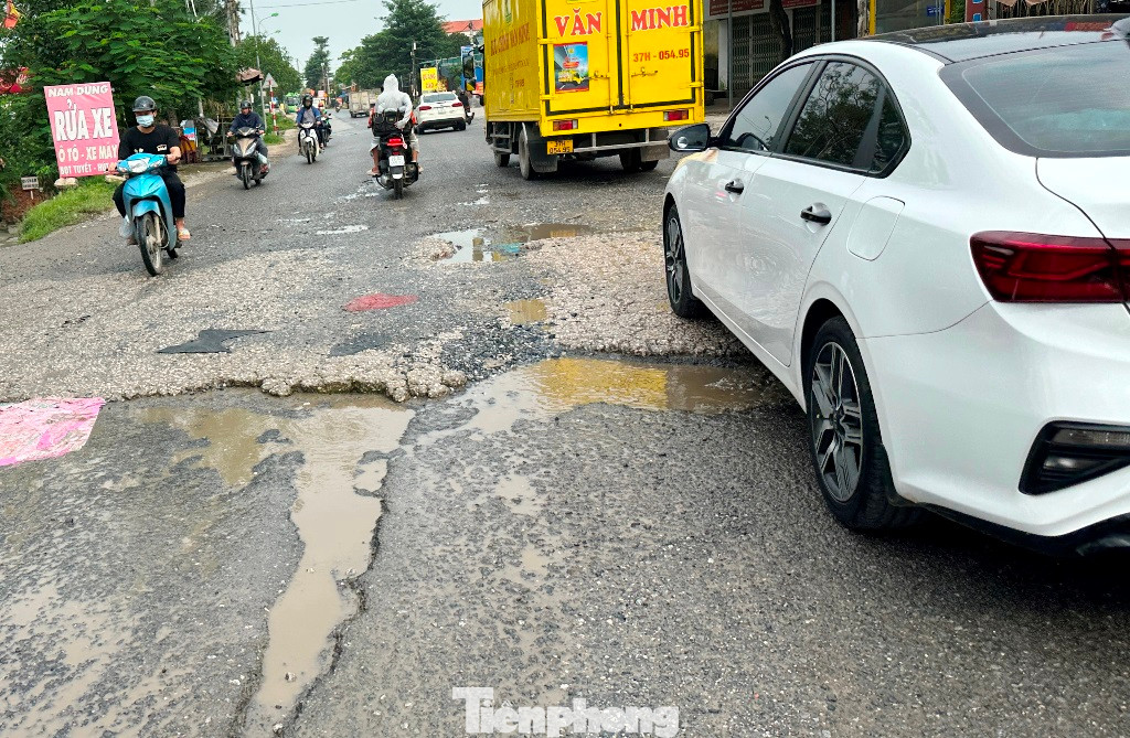 Mặt đường QL6 từ Hà Đông đi Xuân Mai do có dự án nâng cấp nên công tác duy tu, sửa chữa cũng hạn chế, dẫn đến xuống cấp trầm trọng.