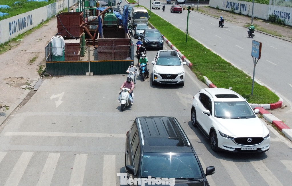 Trong các năm 2020 - 2021 tuyến phố Vũ Trọng Khánh đã bị rào hơn nửa đường tại nhiều đoạn để thi công dự án xử lý nước thải Yên Xá.