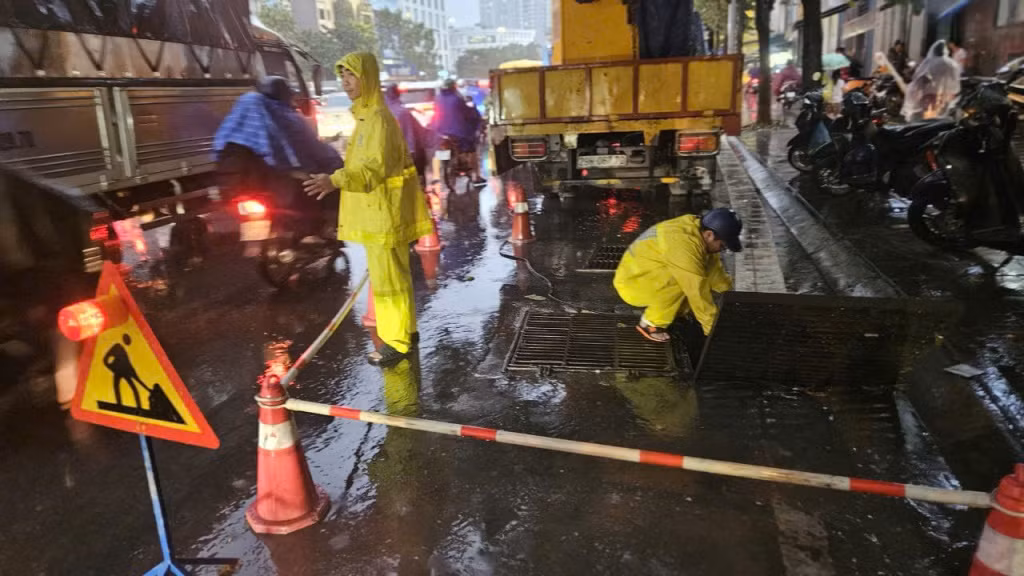 Ngập trên phố Trần Bình và phố Quan Nhân. Ngập trên phố Trần Bình và phố Quan Nhân.