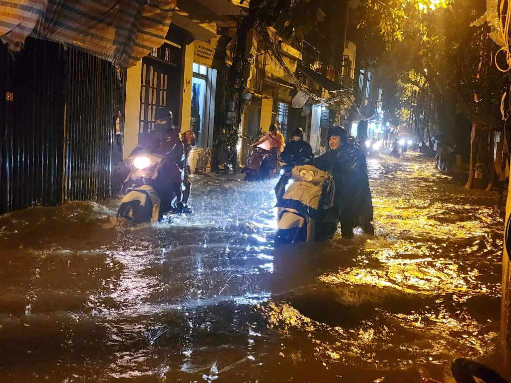 Ngập trên phố Trần Bình và phố Quan Nhân. Ngập trên phố Trần Bình và phố Quan Nhân.