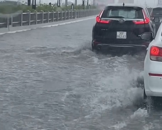 Thời điểm 17h30, do ngập nặng, chỉ ô tô gầm cao mới dám đi qua.