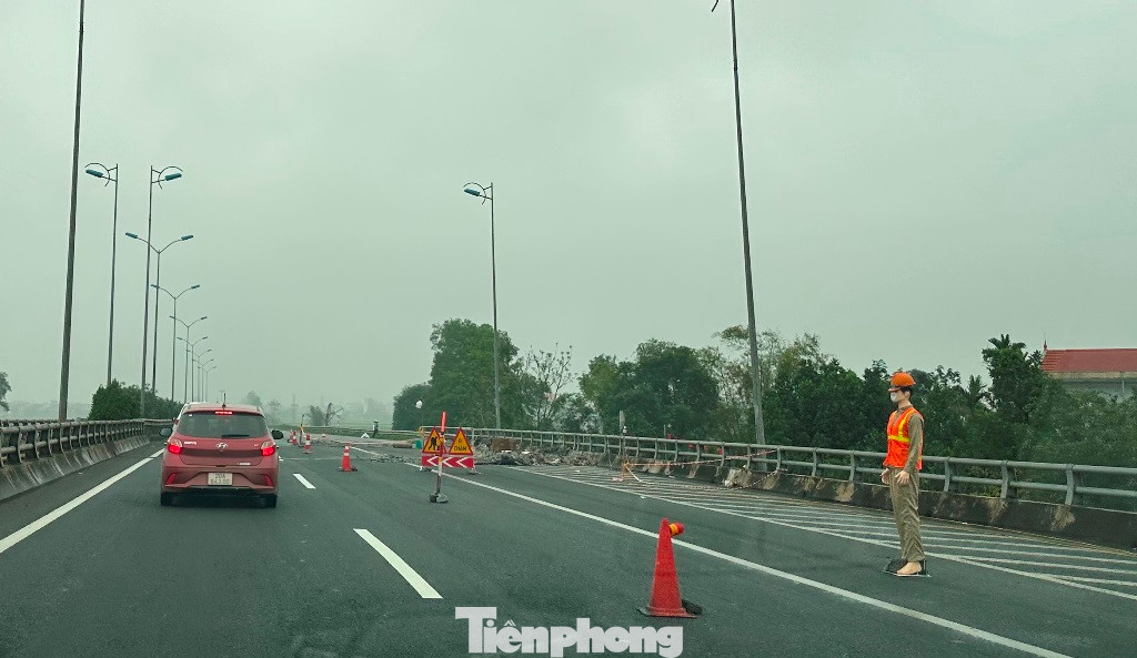 Thậm chí trên một số đoạn khác, thời gian qua hàng rào công trường tạm bợ còn chiếm dụng hơn nửa lòng đường, phương tiện chỉ còn 1 làn để lưu thông trên cao tốc. Thậm chí trên một số đoạn khác, thời gian qua hàng rào công trường tạm bợ còn chiếm dụng hơn nửa lòng đường, phương tiện chỉ còn 1 làn để lưu thông trên cao tốc.