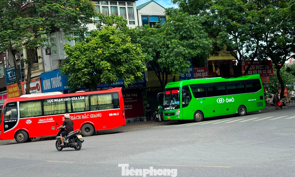 Hai xe khách BKS 98B-00217 (thuộc Công ty CP Xe khách Bắc Giang) và 15H-06596 (nhà xe Ô hô) dàn hàng đứng yên trên phố Ngô Gia Khảm chiều 27/5 để chờ khách.