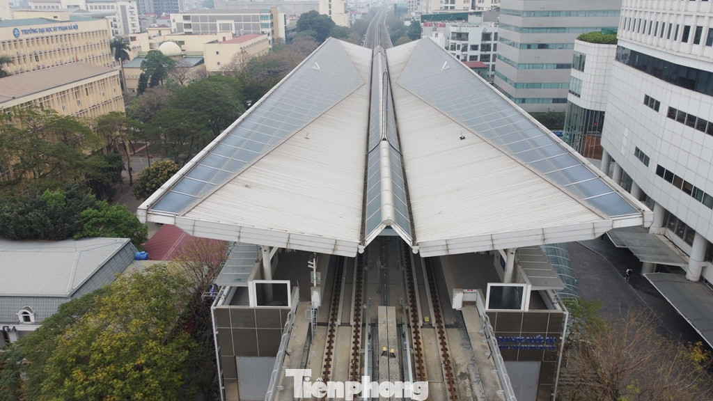 Sáng 2/7, ghi nhận trên toàn dự án từ Cầu Giấy đến Nhổn đường ray trên cao vắng bóng tàu chạy. Đây là lần thứ 13 dự án lỡ hẹn với người dân Hà Nội.