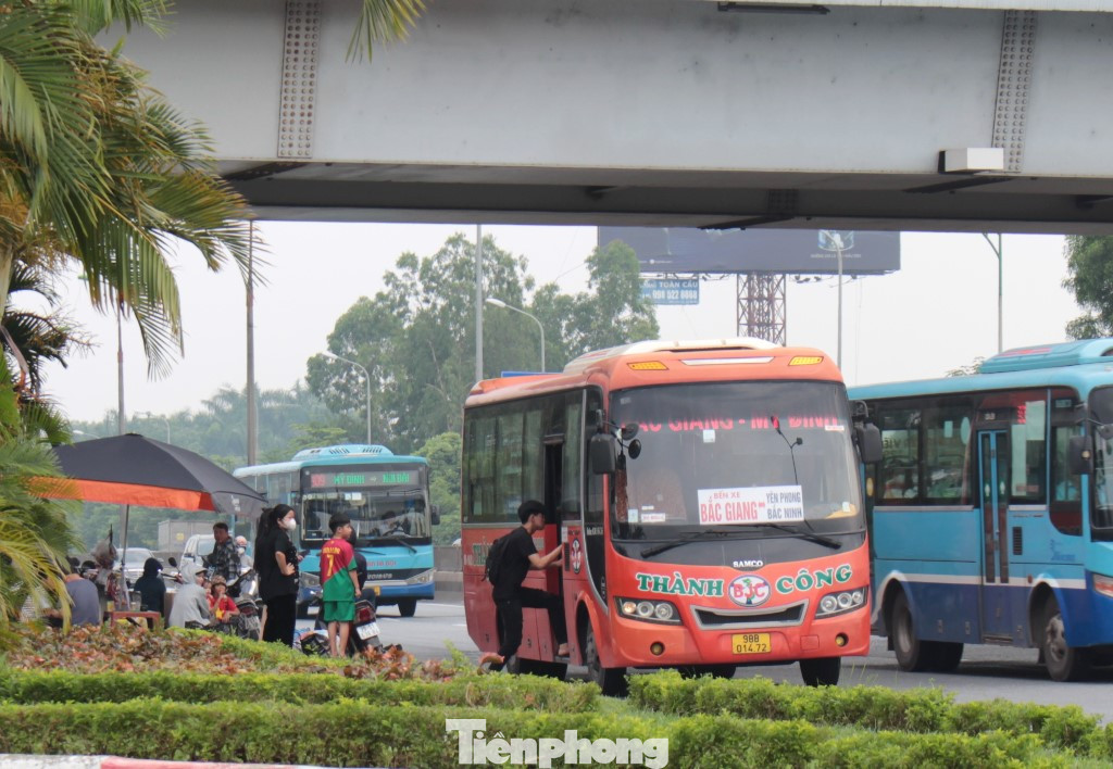 Tại nút giao cầu vượt Nam Hồng, cuối tuần qua Thanh tra Giao thông đã phát hiện nhiều xe vi phạm bắt khách trái quy định trên đường, trong đó có xe nhà xe Thành Công 98B-01472 Tại nút giao cầu vượt Nam Hồng, cuối tuần qua Thanh tra Giao thông đã phát hiện nhiều xe vi phạm bắt khách trái quy định trên đường, trong đó có xe nhà xe Thành Công 98B-01472