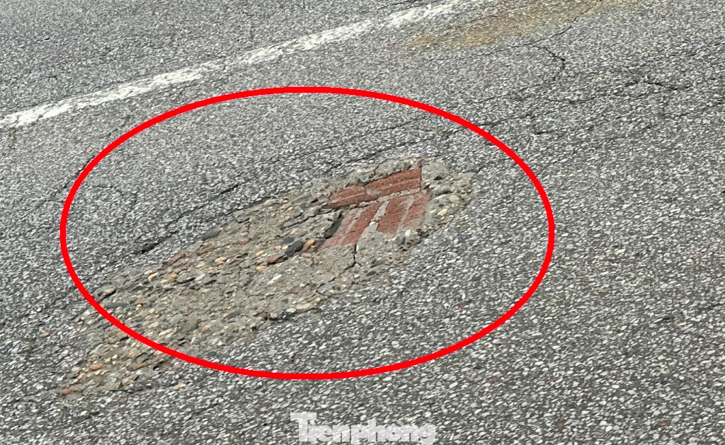 Với một số vị trí ổ gà, thay vì dùng bê tông nhựa thảm lại, người đi đường lại thấy các ổ gà này được lấp đầy bằng gạch và sỏi. Với một số vị trí ổ gà, thay vì dùng bê tông nhựa thảm lại, người đi đường lại thấy các ổ gà này được lấp đầy bằng gạch và sỏi.