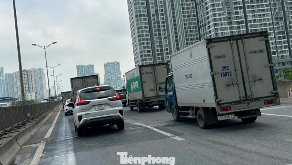 Việc này vừa gây nguy hiểm cho phương tiện tham gia trên đường Vành đai 3, vừa gây ùn ứ giao thông vào giờ cao điểm.