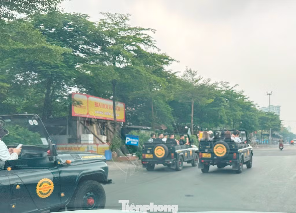 Khi chạy trên đường, thậm chí cả khi chở khách, xe thường di chuyển hết hàng dài rồi lại dàn hàng ngang.