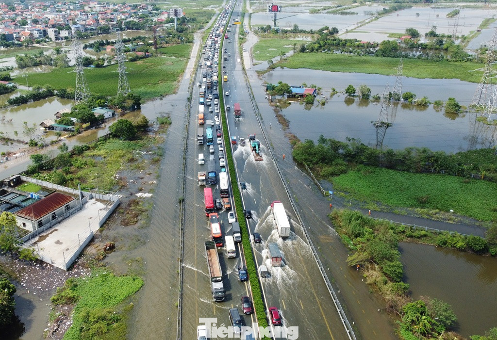 Chiều 16/9, xe nối hàng dài cả km bơi qua khu vực ngập nước tại đoạn qua xã Văn Bình, huyện Thường Tín (Hà Nội). Chiều 16/9, xe nối hàng dài cả km bơi qua khu vực ngập nước tại đoạn qua xã Văn Bình, huyện Thường Tín (Hà Nội).