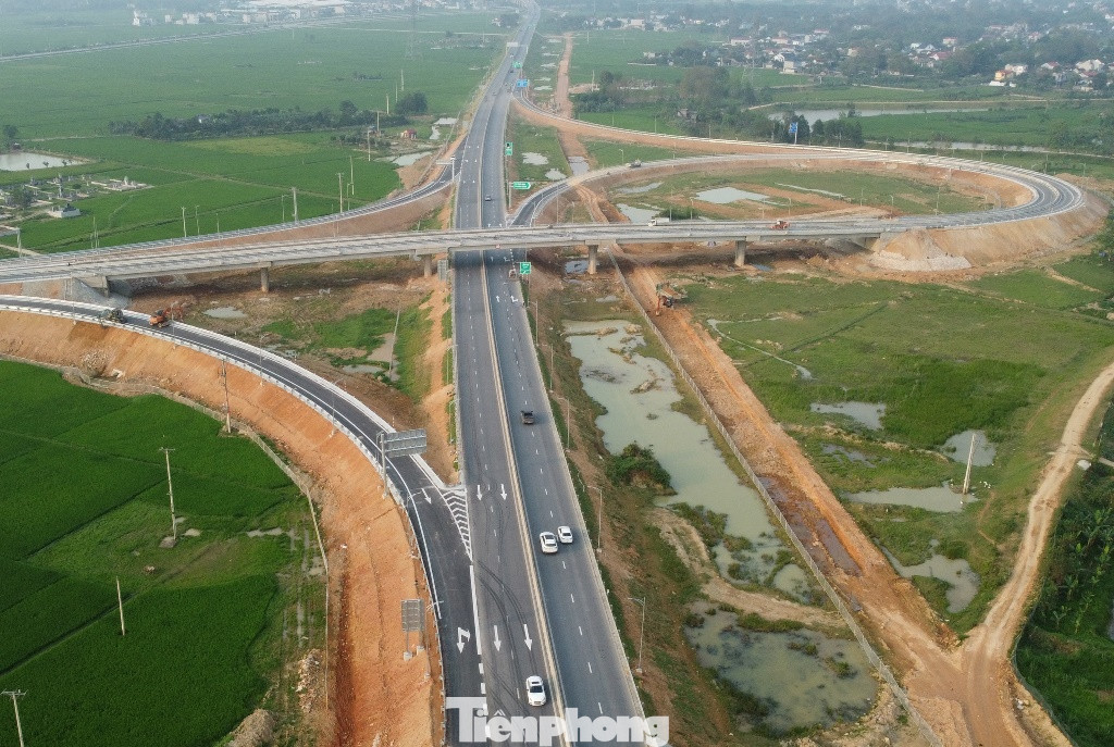 Sau 1 năm thi công, đến nay nút giao Đồng Thắng (đoạn cuối của dự án cao tốc Mai Sơn - QL45 thuộc địa phận huyện Triệu Sơn, tỉnh Thanh Hóa) đã hiện hình hài.