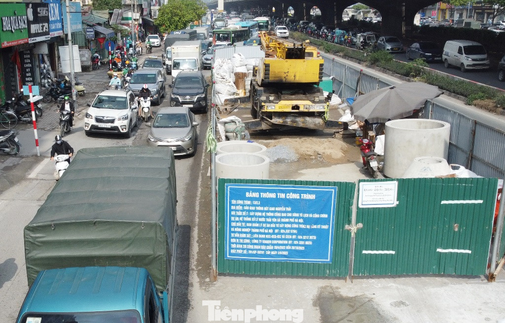 Trong sáng 15 và 16/1, tại cung đường trên, ùn ứ diễn ra từ 7h30 đến 9h (1,5 tiếng), ô tô thì luồn lách, xe máy phải lao lên vỉa hè để "thoát thân".