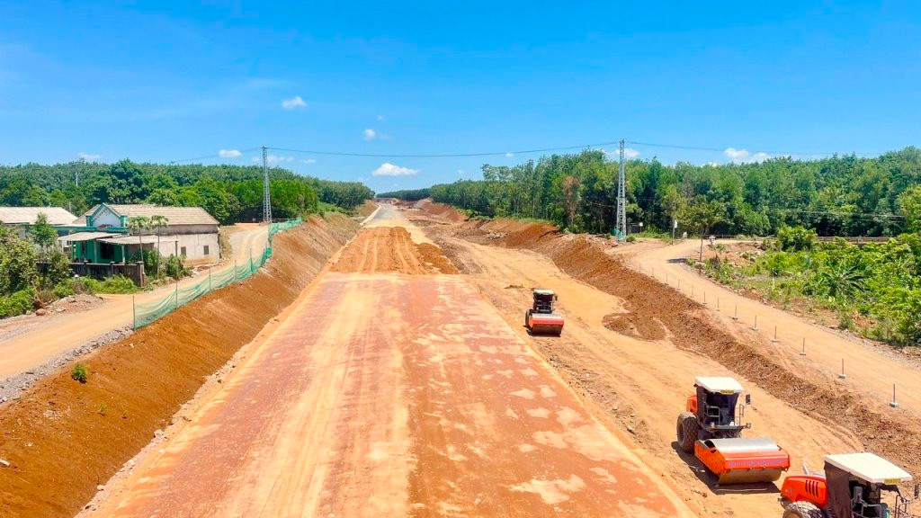 Cao tốc Vạn Ninh - Cam Lộ là dự án thành phần của dự án đường bộ cao tốc Bắc - Nam phía Đông giai đoạn 2021-2025. Dự án có chiều dài 62,3 km đi qua 2 tỉnh Quảng Bình và Quảng Trị. Cao tốc Vạn Ninh - Cam Lộ là dự án thành phần của dự án đường bộ cao tốc Bắc - Nam phía Đông giai đoạn 2021-2025. Dự án có chiều dài 62,3 km đi qua 2 tỉnh Quảng Bình và Quảng Trị.