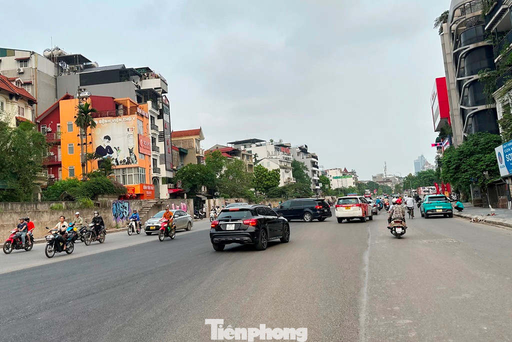 Đoạn đường Âu Cơ từ Yên Phụ đến nút giao Xuân Diệu vừa hoàn thành mở rộng, phương tiện đã đi lại trong ngày 25/4.