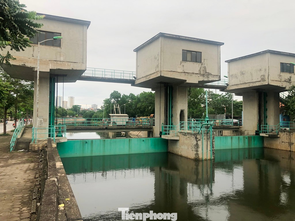 Để chống ngập úng tại một số khu dân cư và các tuyến phố tại Hà Đông, Thanh Trì, trong chiều nay, đập Thanh Liệt (Thanh Trì) đã được cơ quan chức năng mở xả để nước sông Nhuệ chảy vào sông Tô Lịch, sau đó trạm bơm Yên Sở sẽ bơm hỗ trợ, xả nước ra sông Hồng.