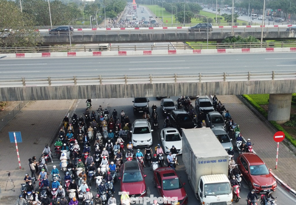 Với đường Lê Quang Đạo dẫn vào nút giao, phương tiện chỉ bị dồn ứ khi chờ đèn đỏ.