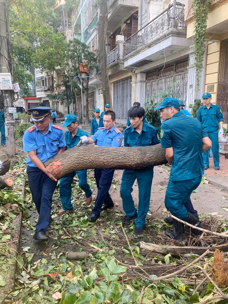 Với những vị trí các tuyến phố nhỏ hẹp và khu vực không huy động được máy móc, các tổ công tác tự đốn và vận chuyển, di dời cây xanh đổ bằng tay.
