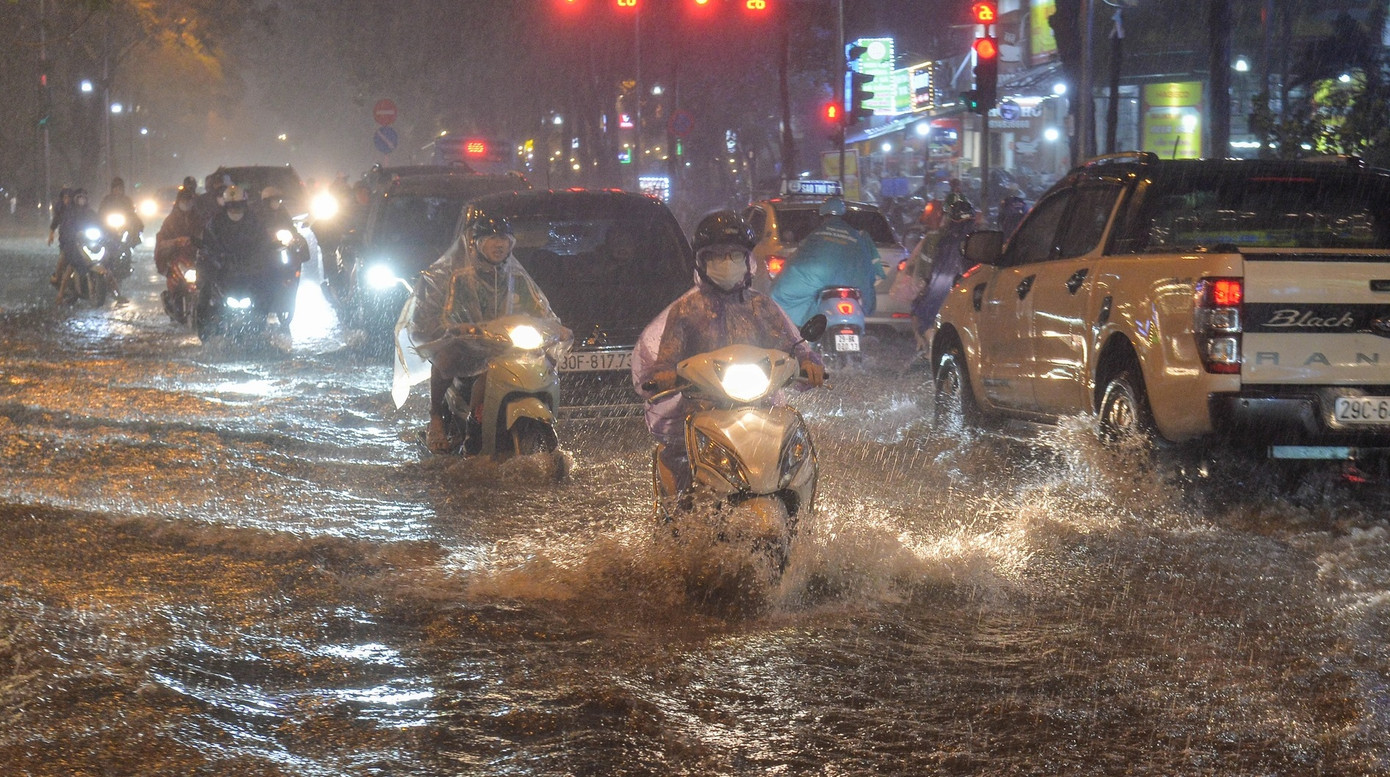 Mưa ngập trên địa bàn Hà Nội tối 12/5. Ảnh: Hữu Nghị