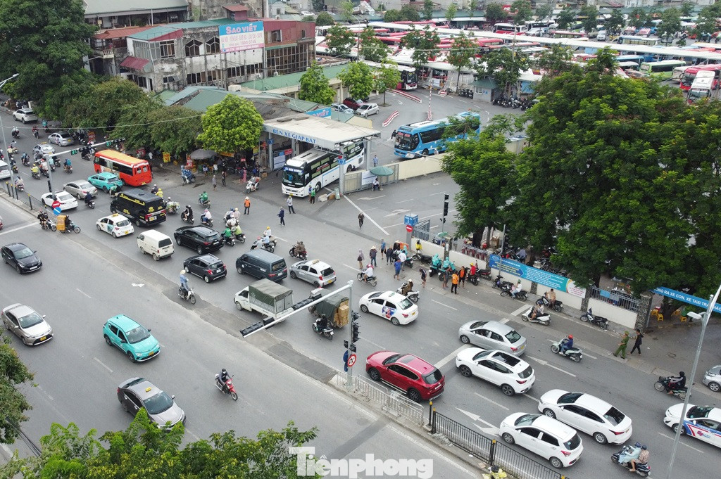 Sau một số thời điểm ùn ứ kéo dài, lực lượng chức năng đã phải điều chỉnh cho xe khách ra khỏi bến chậm hơn, ưu tiên thời gian cho phương tiện trên đường Giải Phóng lưu thông.