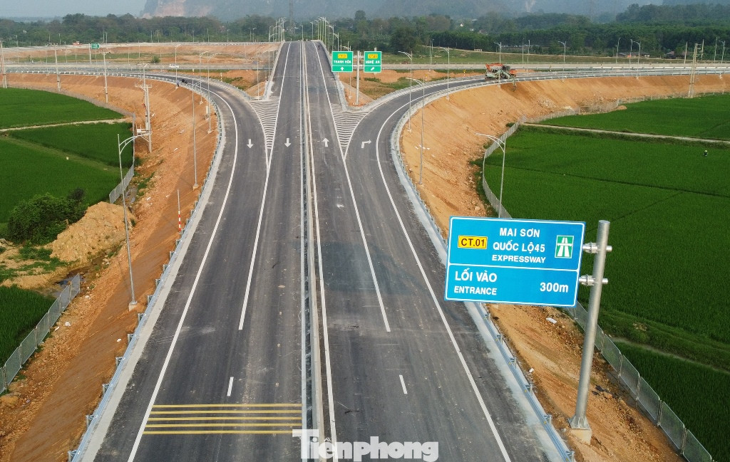 Dự án có tổng mức đầu tư 166 tỷ do Ban Quản lý dự án cao tốc Mai Sơn - QL45, thuộc Ban Quản lý dự án Thăng Long, Bộ Giao thông vận tải thực hiện. Tiến độ hoàn thành dự án ban đầu là 30/3/2024.