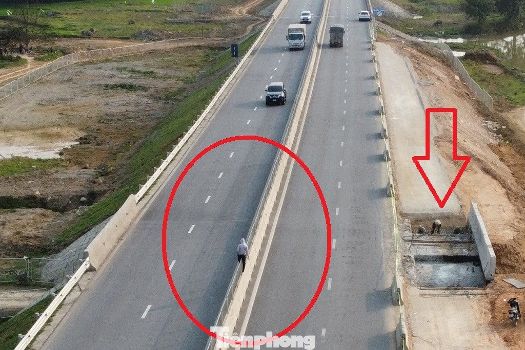 Ngoài các công trường nút giao thi công chậm so với thời gian đã thông xe, nhiều công nhân, người dân trong vùng cũng bất chấp nguy hiểm, lợi dụng các công trường này để băng qua đường đi lại.