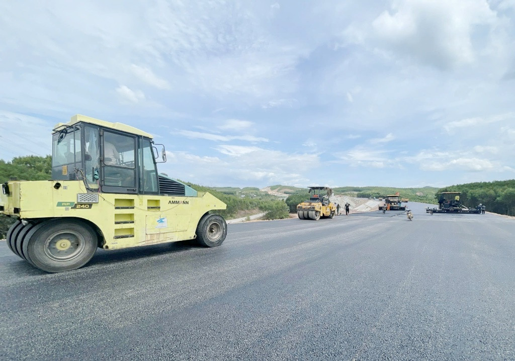 Nhiều đoạn đã được thảm các lớp bê nhựa mặt đường, chuẩn bị hoàn thiện thi công theo phương án "cuốn chiếu".