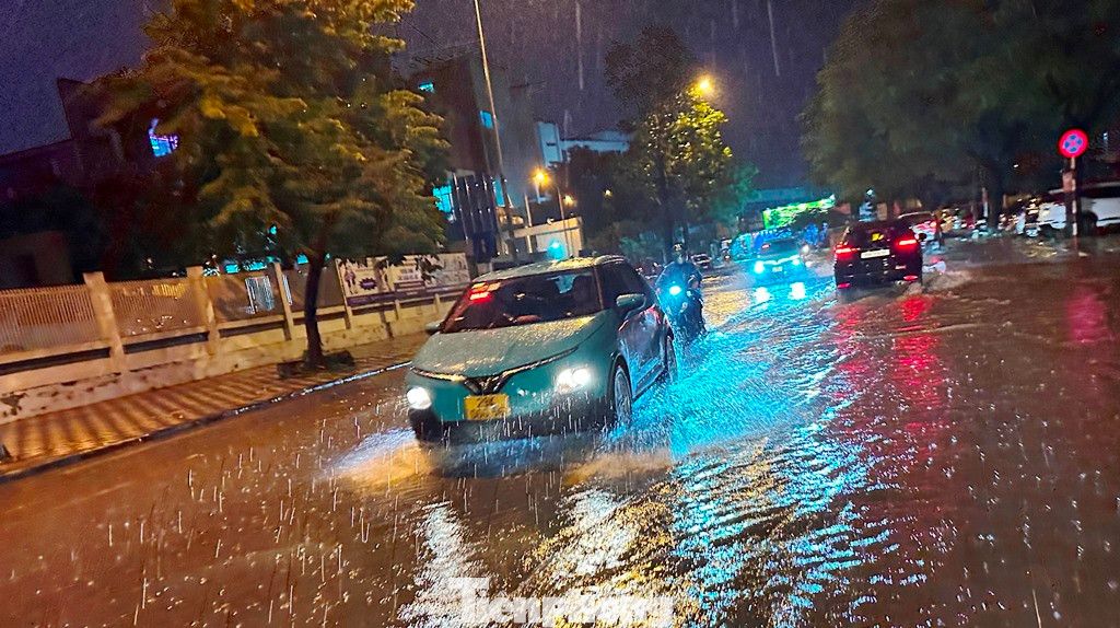 Trục phố Nguyễn Hữu Thọ - Linh Đường (Hoàng Mai) ngập nước. Trục phố Nguyễn Hữu Thọ - Linh Đường (Hoàng Mai) ngập nước.