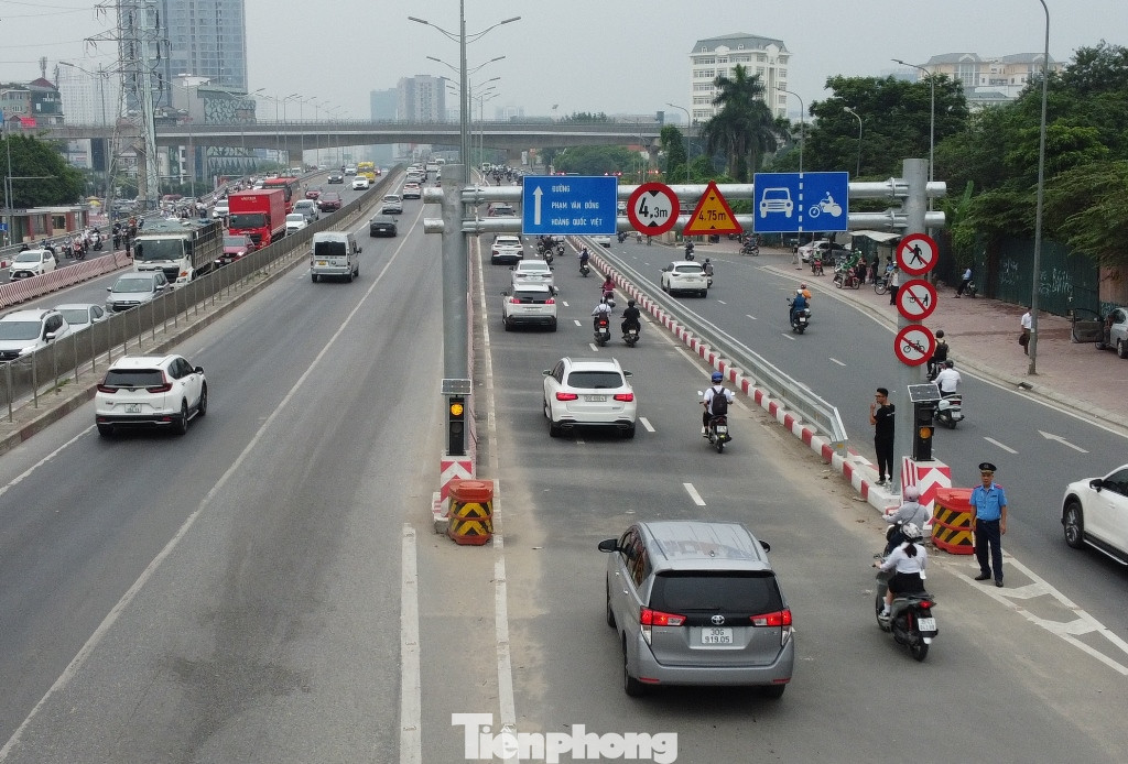 Từ sáng nay (6/5), làn cầu vượt thép bổ sung hai bên cầu vượt Mai Dịch đã thông xe, ô tô xe máy di chuyển qua cầu. Từ sáng nay (6/5), làn cầu vượt thép bổ sung hai bên cầu vượt Mai Dịch đã thông xe, ô tô xe máy di chuyển qua cầu.