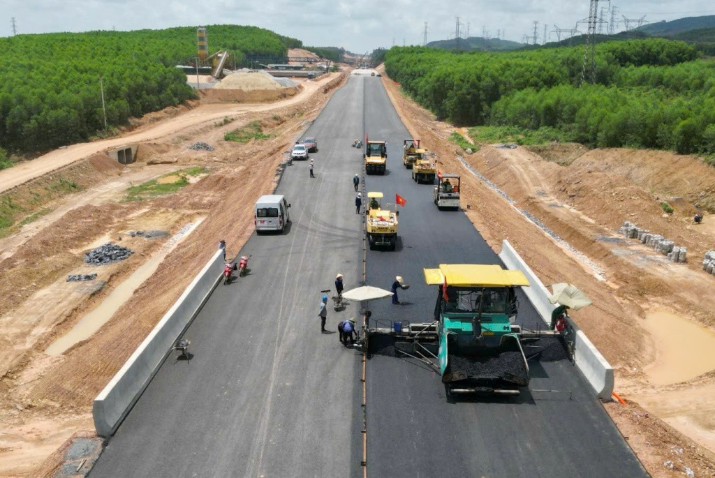 Có 7 trên tổng số 12 dự án cao tốc Bắc Nam sẽ về đích trước nửa năm. Ảnh công trường thi công cao tốc Bùng - Vạn Ninh.