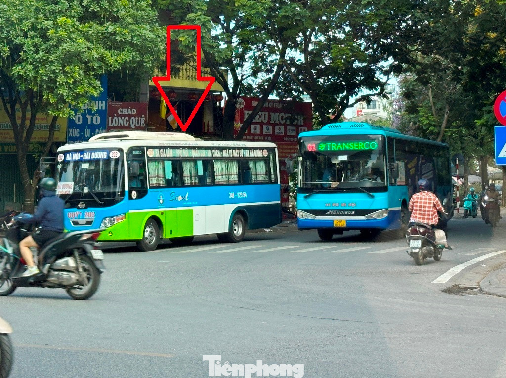 Một số xe buýt (mũi tên đỏ) sau khi ra khỏi bến xe Gia Lâm cũng đứng yên thời gian dài trên đường Ngô Gia Khảm để bắt thêm khách trái quy định, cản trở các xe đi phía sau