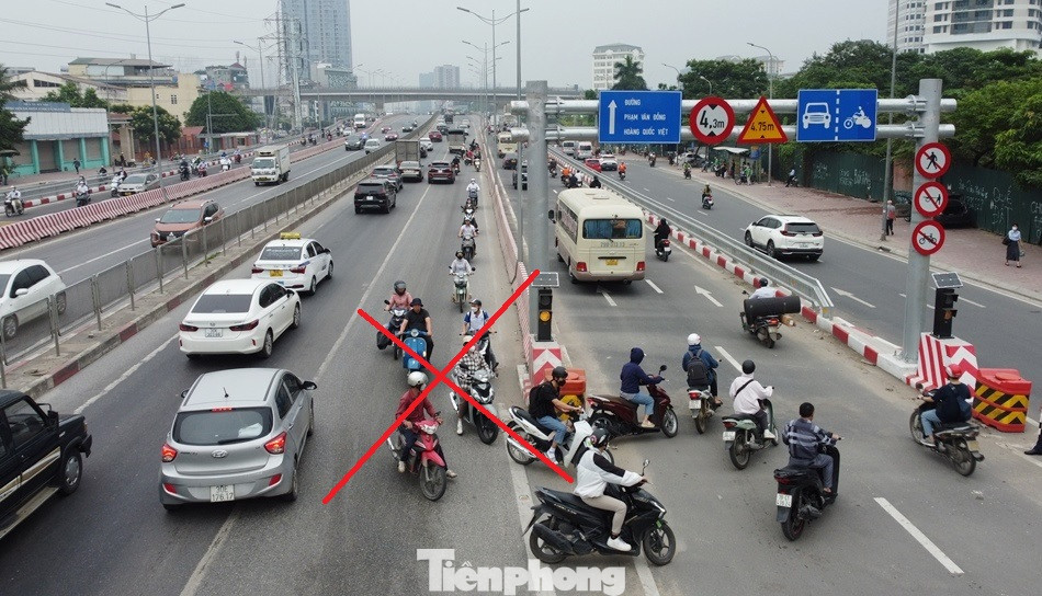 Sau hơn nửa tháng thông xe hai cầu vượt thép dành cho xe đi trong khu vực nội đô, nhiều xe máy vẫn đi lên cầu bê tông (làn dành cho ô tô đi ở đường trên cao Vành đai 3).