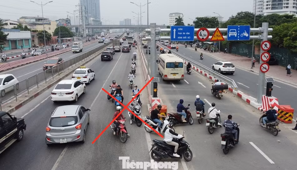 Sau hơn nửa tháng thông xe hai cầu vượt thép dành cho xe đi trong khu vực nội đô, nhiều xe máy vẫn đi lên cầu bê tông (làn dành cho ô tô đi ở đường trên cao Vành đai 3).