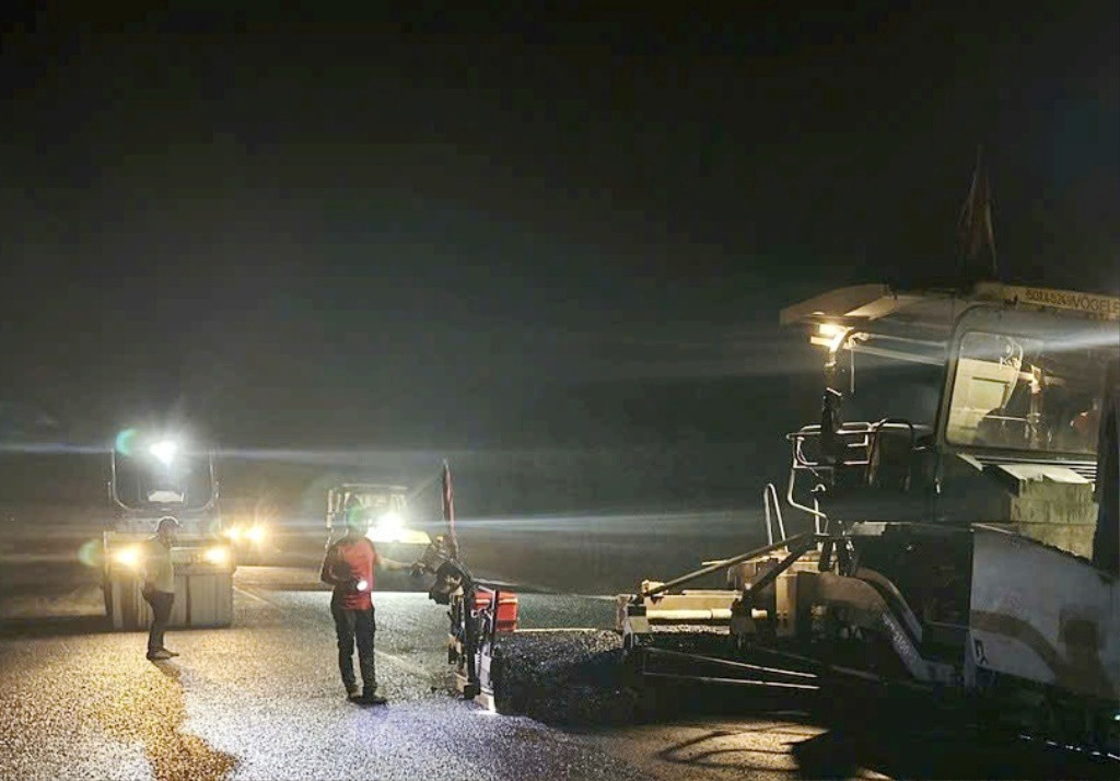 Ban Quản lý dự án 6, Bộ Giao thông vận tải (GTVT - chủ đầu tư) cho biết, hiện dự án chủ yếu đang tập trung thi công các hạng mục thảm mặt đường, nếu thời tiết không mưa thì 1-2 tháng nữa việc thảm mặt đường sẽ xong, sau đó chuyển sang hạng mục lắp đặt biển báo, đèn đường và các thiết bị đảm bảo an toàn giao thông.