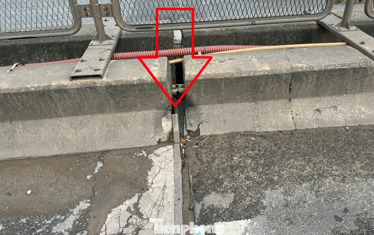 Khe co giãn là vị trí tiếp giáp giữa các dầm cầu cạn đường Vành đai 3 trên cao với nhau, sau một thời gian sử dụng cùng với việc lưu lượng xe qua lại lớn, một số khe co giãn đã bị hư hỏng, nứt vỡ.